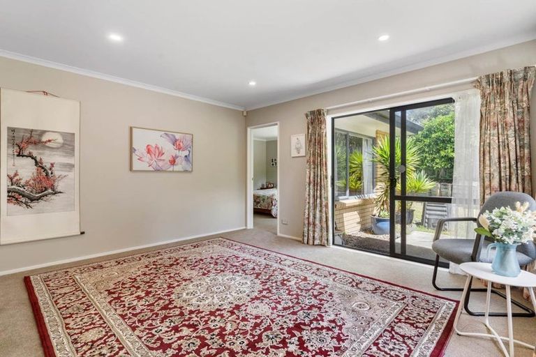 Photo of property in 90 Buscomb Avenue, Henderson, Auckland, 0610