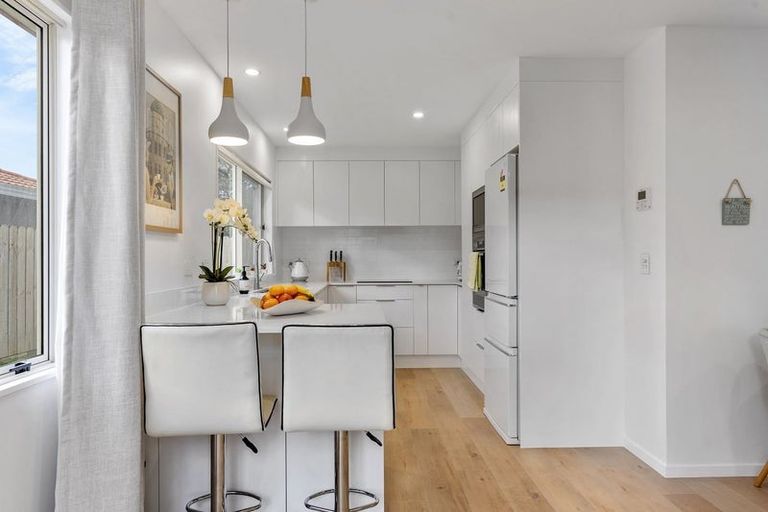 Photo of property in 2/1 Mossop Rise, Glenfield, Auckland, 0629