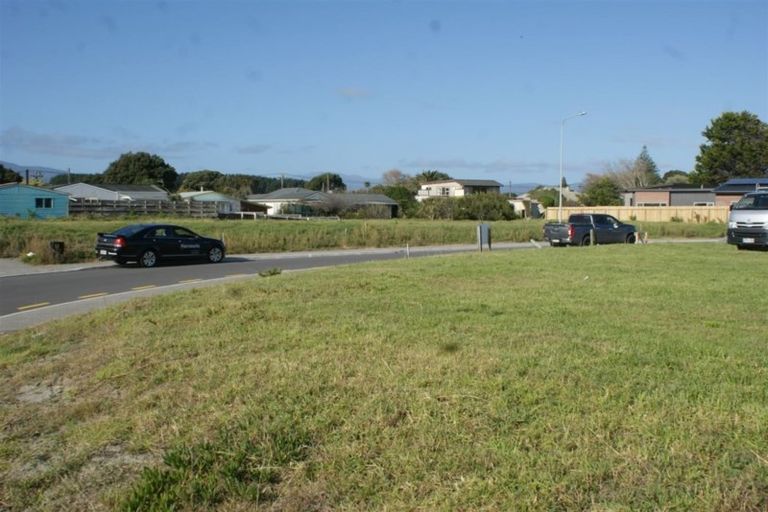 Photo of property in 10 Seagrass Place, Otaki Beach, Otaki, 5512
