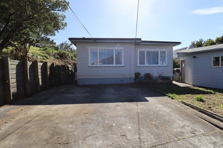 Photo of property in 12 Bristol Street, Island Bay, Wellington, 6023