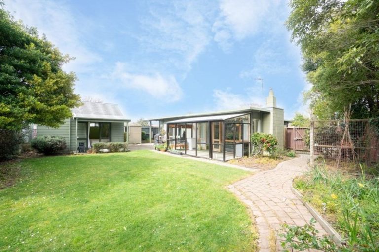 Photo of property in 17 Antrim Place, Hokowhitu, Palmerston North, 4410