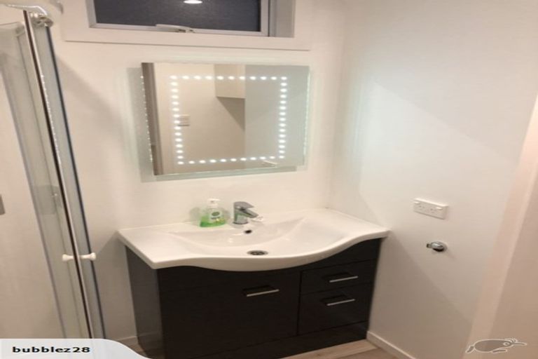 Photo of property in 5 Ngatoa Place, Glenfield, Auckland, 0629