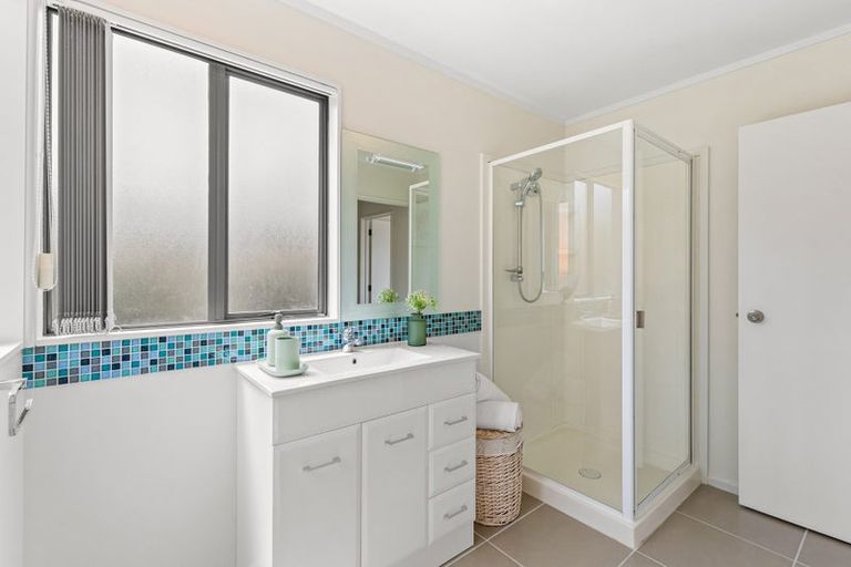 Photo of property in 2/10 Kells Place, Botany Downs, Auckland, 2010