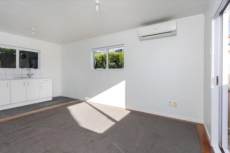 Photo of property in 126 Archibald Road, Kelston, Auckland, 0602