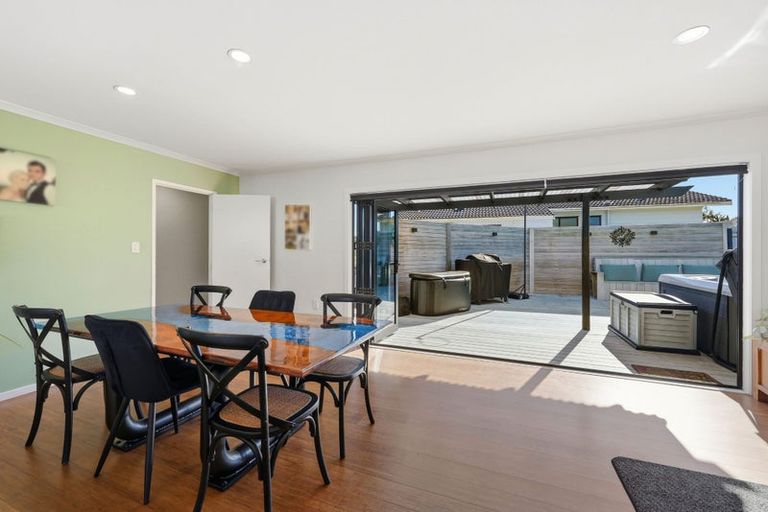 Photo of property in 64 Robbies Road, Shelly Park, Auckland, 2014