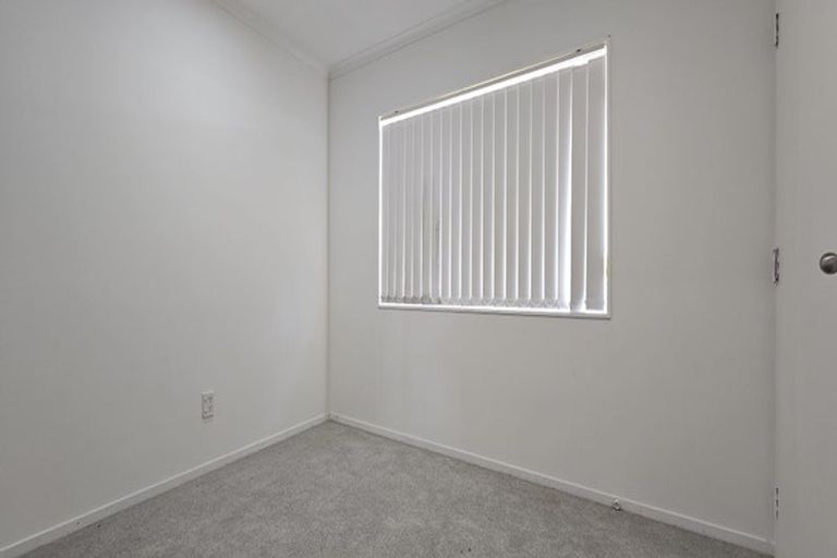 Photo of property in 28 Robert Ross Place, Clendon Park, Auckland, 2103