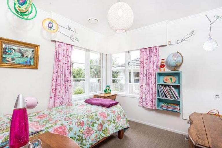 Photo of property in 18 Kervil Avenue, Te Atatu Peninsula, Auckland, 0610
