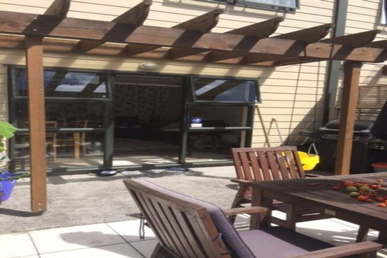 Photo of property in 10/17 Harbour View Road, Te Atatu Peninsula, Auckland, 0610