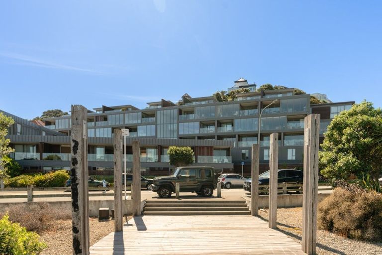 Photo of property in Patent 326 Apartments, 212s/326 Evans Bay Parade, Hataitai, Wellington, 6021