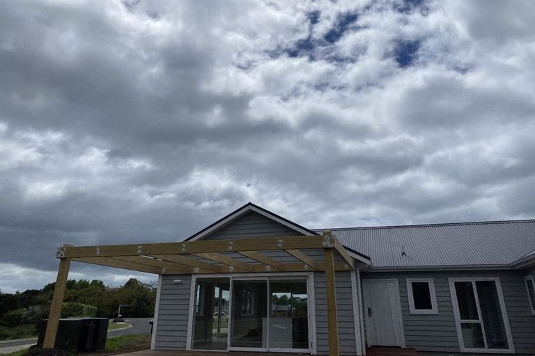 Photo of property in 2 Grove Lane, Omokoroa, 3114