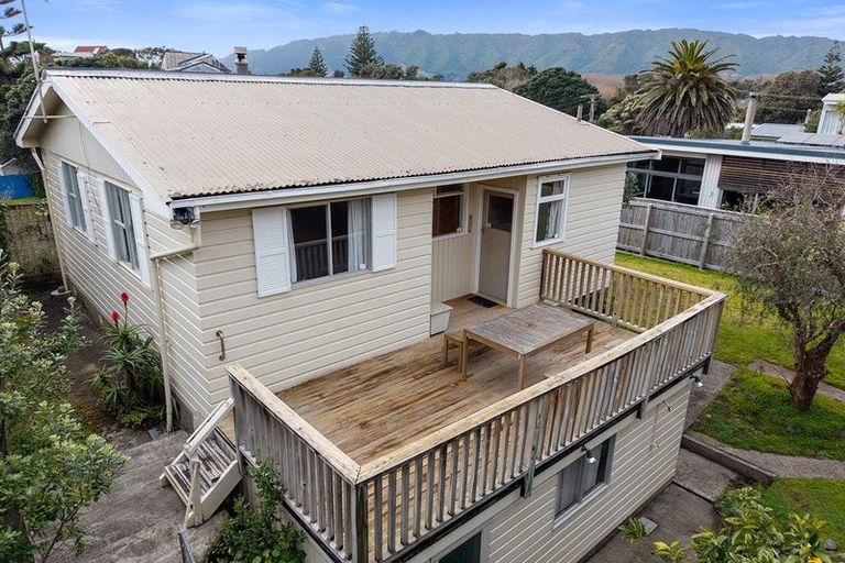 Photo of property in 16 Hughes Street, Waikanae Beach, Waikanae, 5036