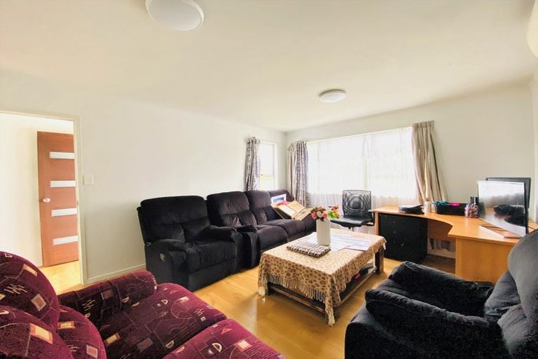 Photo of property in 12 St Margaret Place, West Harbour, Auckland, 0618