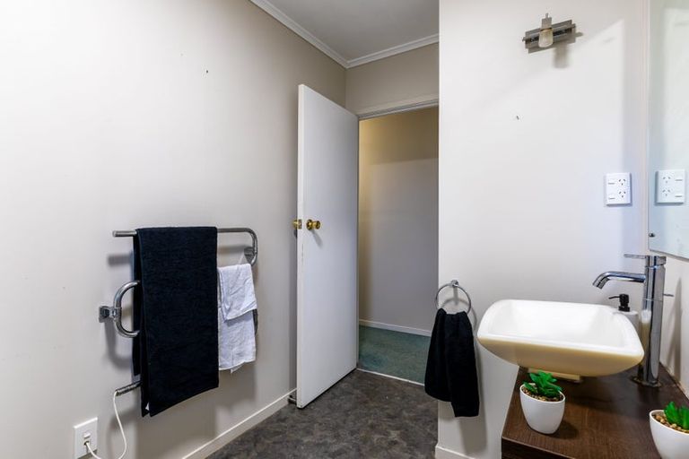 Photo of property in 10 Rangiwai Road, Titirangi, Auckland, 0604