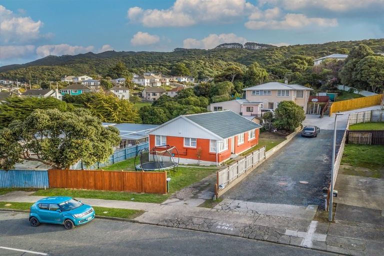 Photo of property in 8 Takapuwahia Drive, Takapuwahia, Porirua, 5022