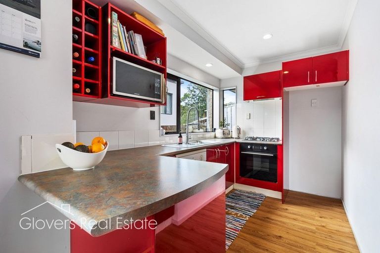 Photo of property in 18b Vardon Road, Green Bay, Auckland, 0604