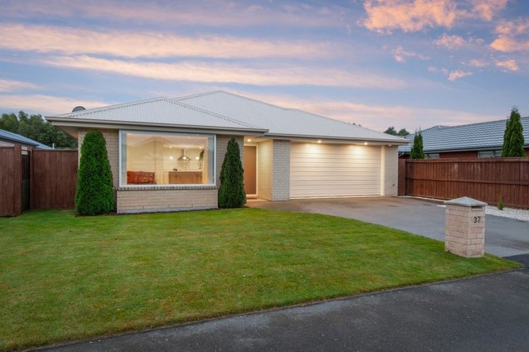 Photo of property in 37 Davaar Crescent, Broomfield, Christchurch, 8042