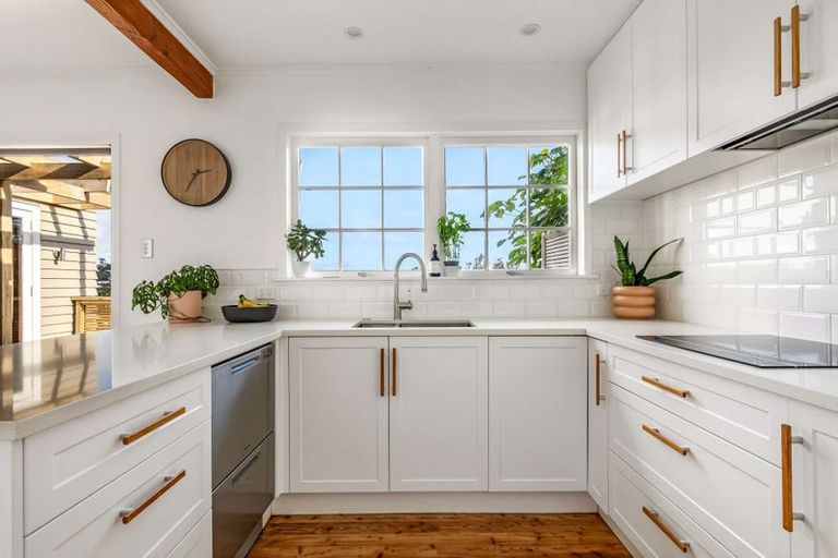 Photo of property in 121 Vipond Road, Stanmore Bay, Whangaparaoa, 0932