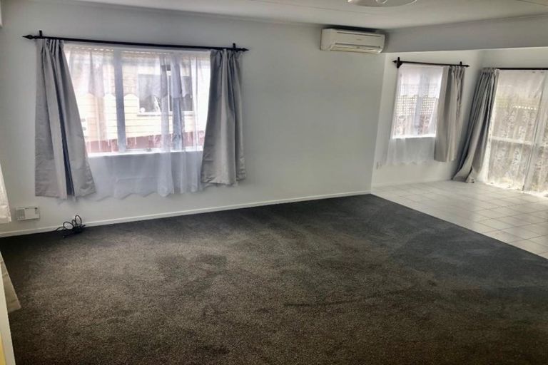 Photo of property in 1/15 Lambrown Drive, Totara Vale, Auckland, 0629