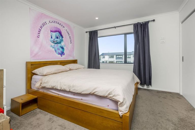 Photo of property in 28a Biplane Street, Takanini, 2112