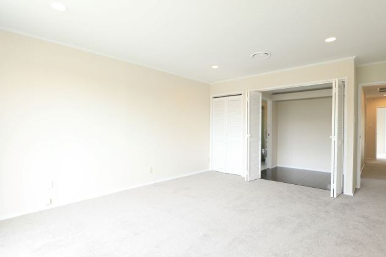 Photo of property in 118 Glenmore Road, Sunnyhills, Auckland, 2010