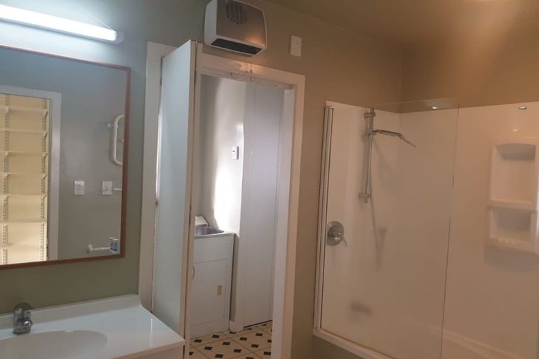 Photo of property in 8 River Road, Te Atatu Peninsula, Auckland, 0610