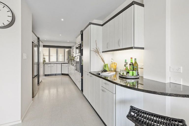 Photo of property in Beauport Apartments, 2/30 The Crescent, Roseneath, Wellington, 6011