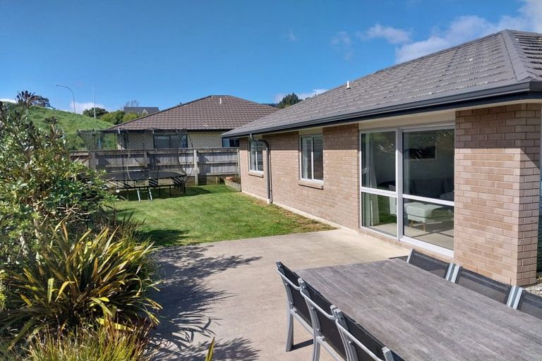 Photo of property in 92 Sunstone Crescent, Timberlea, Upper Hutt, 5018