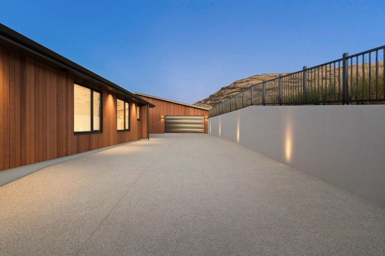 Photo of property in 6 Red Deer Rise, Kelvin Heights, Queenstown, 9300