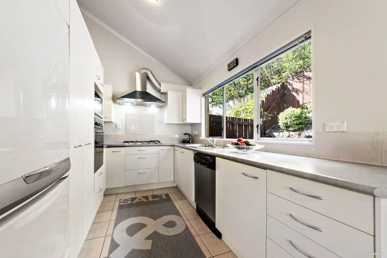 Photo of property in 9 Bickleigh Grove, New Lynn, Auckland, 0600