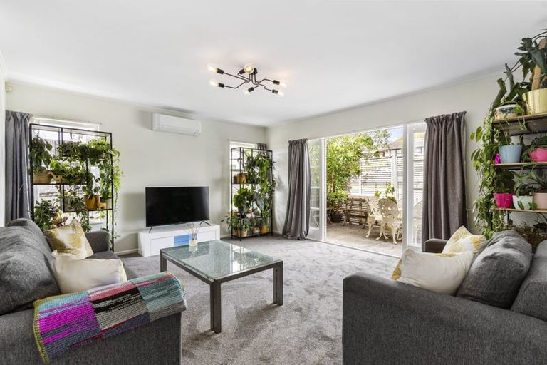 Photo of property in 71 Barrys Road, Glendene, Auckland, 0602