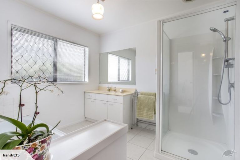 Photo of property in 19 Dowling Place, Pakuranga, Auckland, 2010