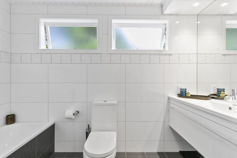 Photo of property in 17a Delhi Crescent, Khandallah, Wellington, 6035