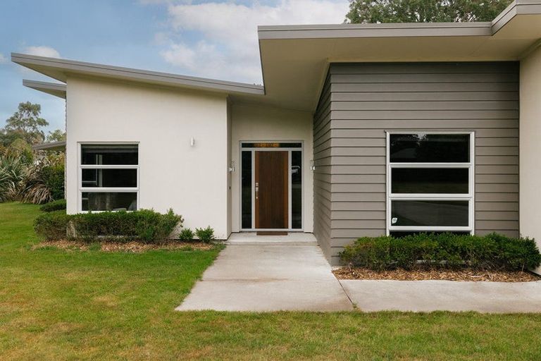 Photo of property in 8 Titirangi Drive, Fitzherbert, Palmerston North, 4471