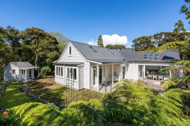 Photo of property in 2 Chenery Road, Red Beach, 0932