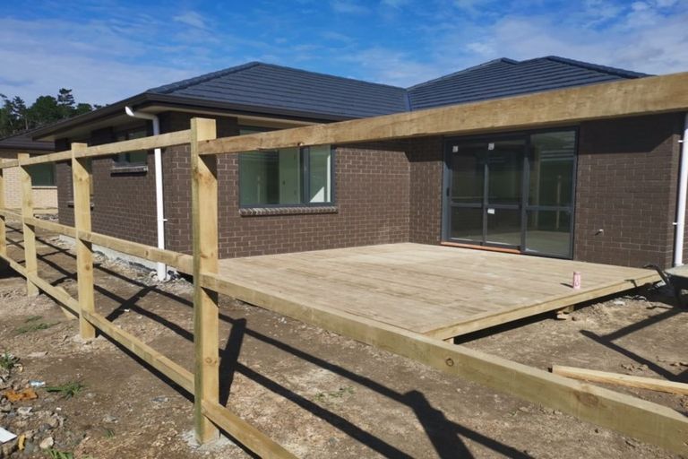 Photo of property in 8 Ropere Street, Kumeu, 0810