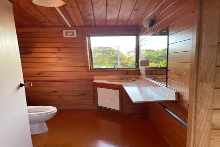 Photo of property in 2 Twin Wharf Road, Herald Island, Auckland, 0618