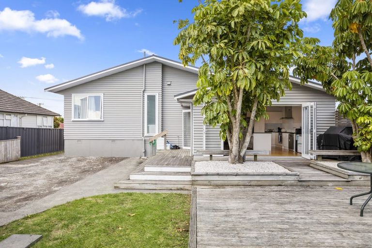 Photo of property in 18 Farnborough Crescent, Mangere, Auckland, 2022