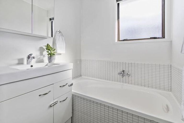 Photo of property in 15 Chislehurst Street, Henderson, Auckland, 0612