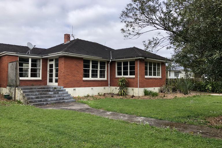 Photo of property in 4/2 Godley Road, Green Bay, Auckland, 0604