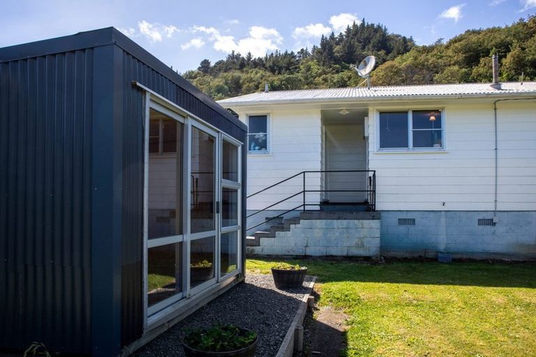 Photo of property in 75 Milton Terrace, Picton, 7220