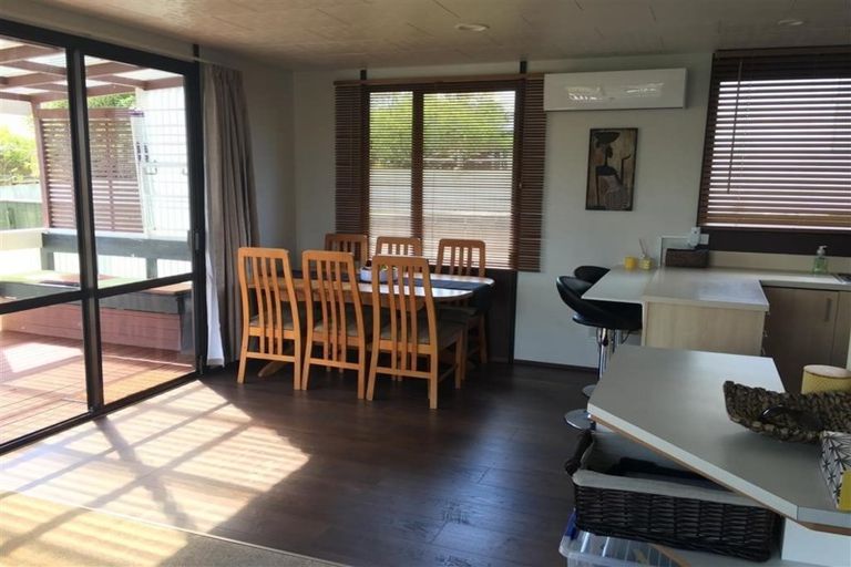 Photo of property in 1/6 Valdale Road, Henderson, Auckland, 0610