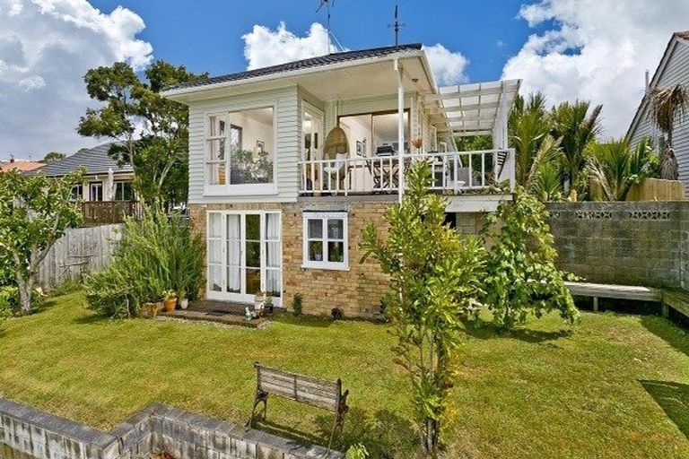 Photo of property in 255 Glenfield Road, Hillcrest, Auckland, 0627