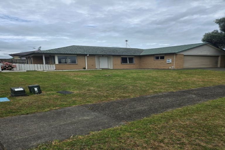 Photo of property in 16 Loughinisland Place, Weymouth, Auckland, 2103