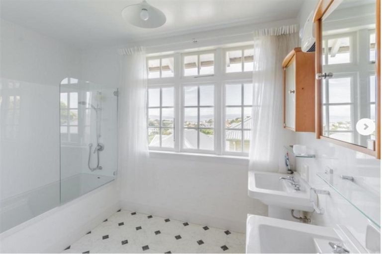 Photo of property in 72 Raroa Road, Kelburn, Wellington, 6012