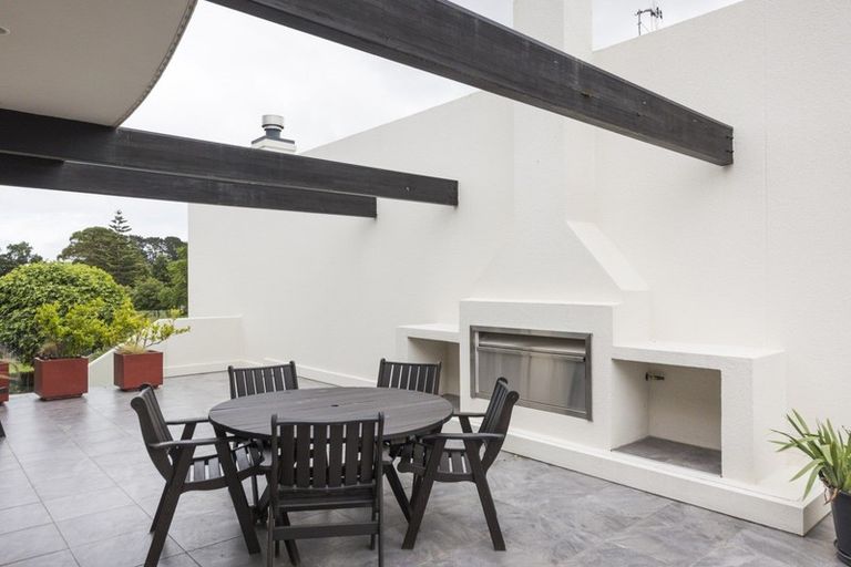 Photo of property in 8 Fairway Grove, Hokowhitu, Palmerston North, 4410