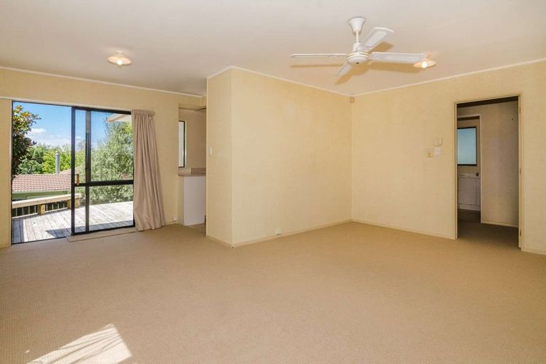 Photo of property in 10a Elizabeth Drive, West Harbour, Auckland, 0618