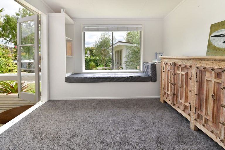 Photo of property in 18 Walton Street, Red Beach, 0932