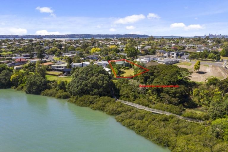 Photo of property in 14 Renata Crescent, Te Atatu Peninsula, Auckland, 0610