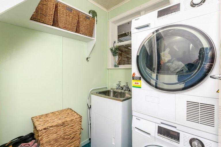 Photo of property in 1a Ward Place, Marfell, New Plymouth, 4310