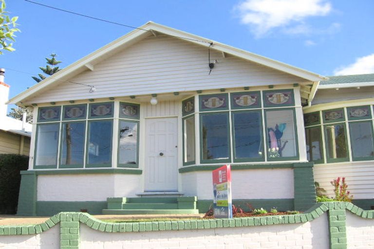 Photo of property in 16 Endeavour Street, Lyall Bay, Wellington, 6022